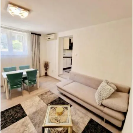 Split Apartment Exterior photo