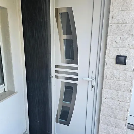 Split Apartment Exterior photo